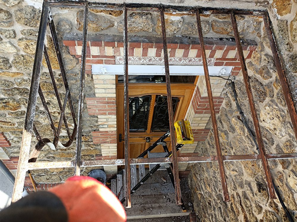 Restauration et grattage ossature marquise en acier par Vaillant Militzer