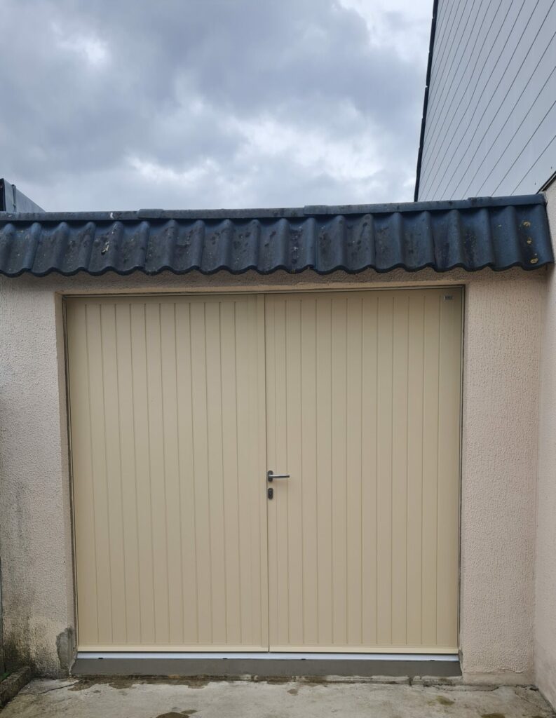 Porte de garage aluminium 2 vantaux SIB modèle Canada coloris ivoire
