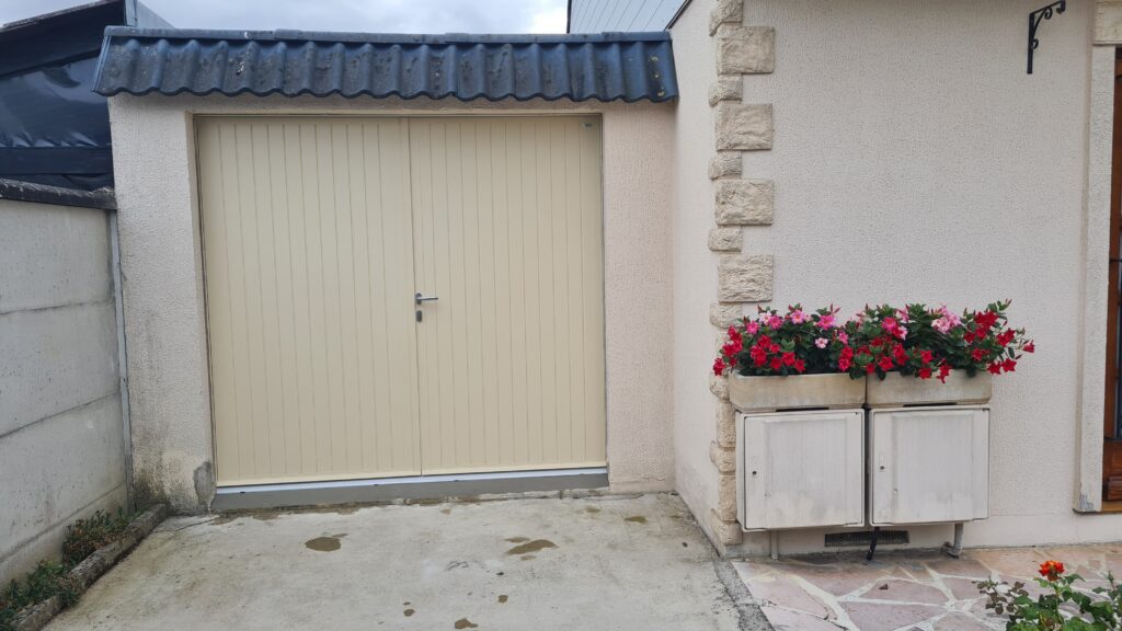 Porte de garage aluminium 2 vantaux battants SIB modèle Canada RV85 ivoire RAL 1015