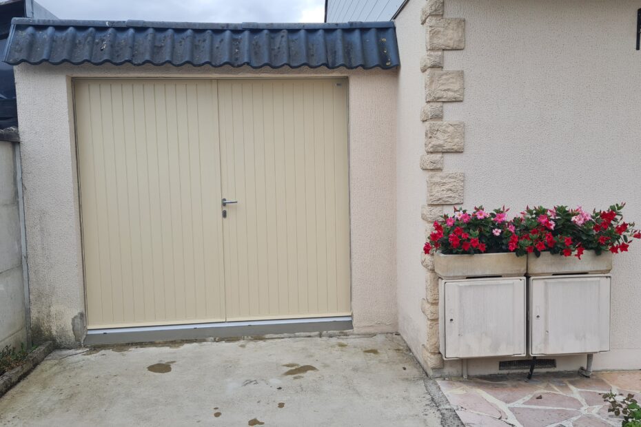 Porte de garage aluminium 2 vantaux battants SIB modèle Canada RV85 ivoire RAL 1015