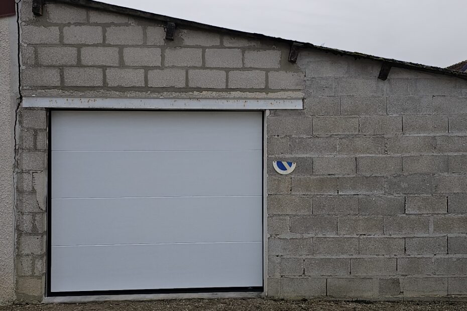 Porte de garage sectionnelle La Toulousaine blanche veiné bois posée par Vaillant Militzer à Romilly-sur-Seine