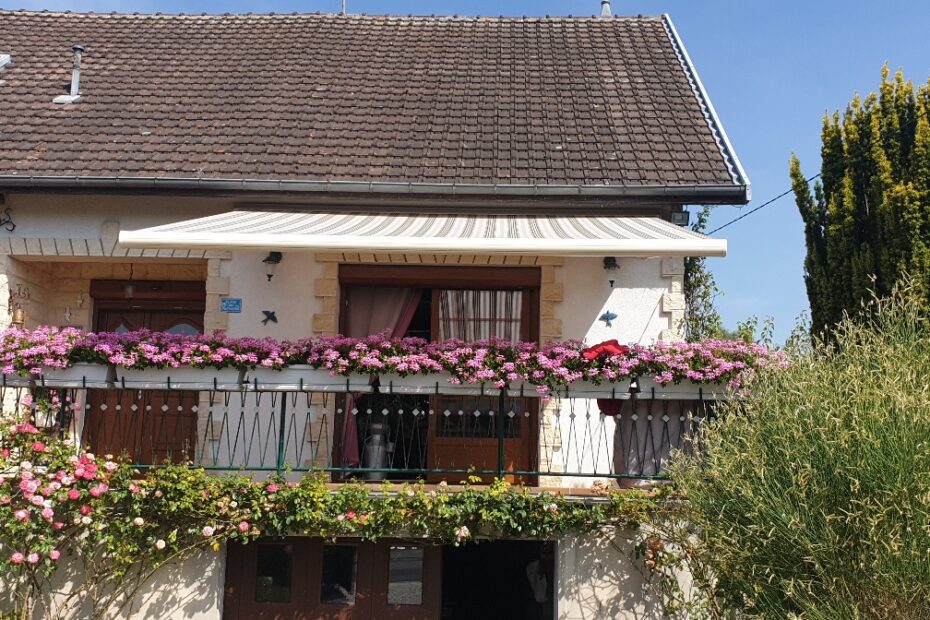 Store de terrasse Franciaflex modèle Félicia avec coffre aluminium, vue de face