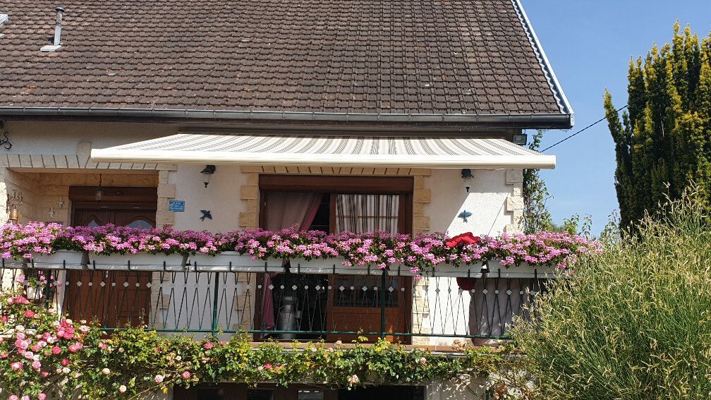 Store de terrasse Franciaflex modèle Félicia avec coffre aluminium, vue de face
