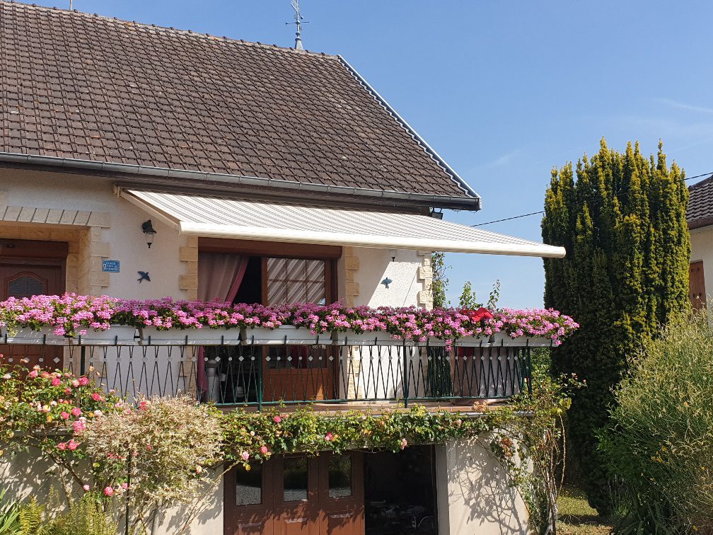 Store de terrasse Franciaflex modèle Félicia avec coffre aluminium posé par Vaillant Militzer