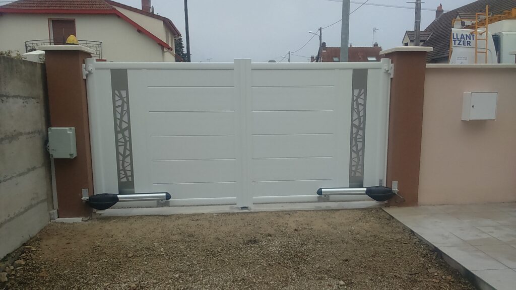 Détail moteur automatisme à vis sans fin pour portail battant avec système de sécurité