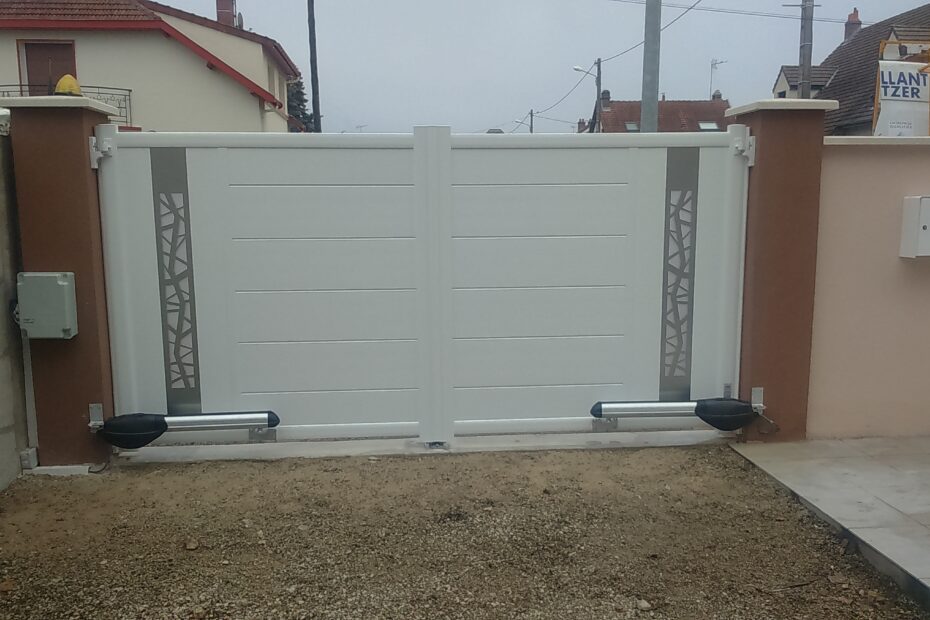 Détail moteur automatisme à vis sans fin pour portail battant avec système de sécurité