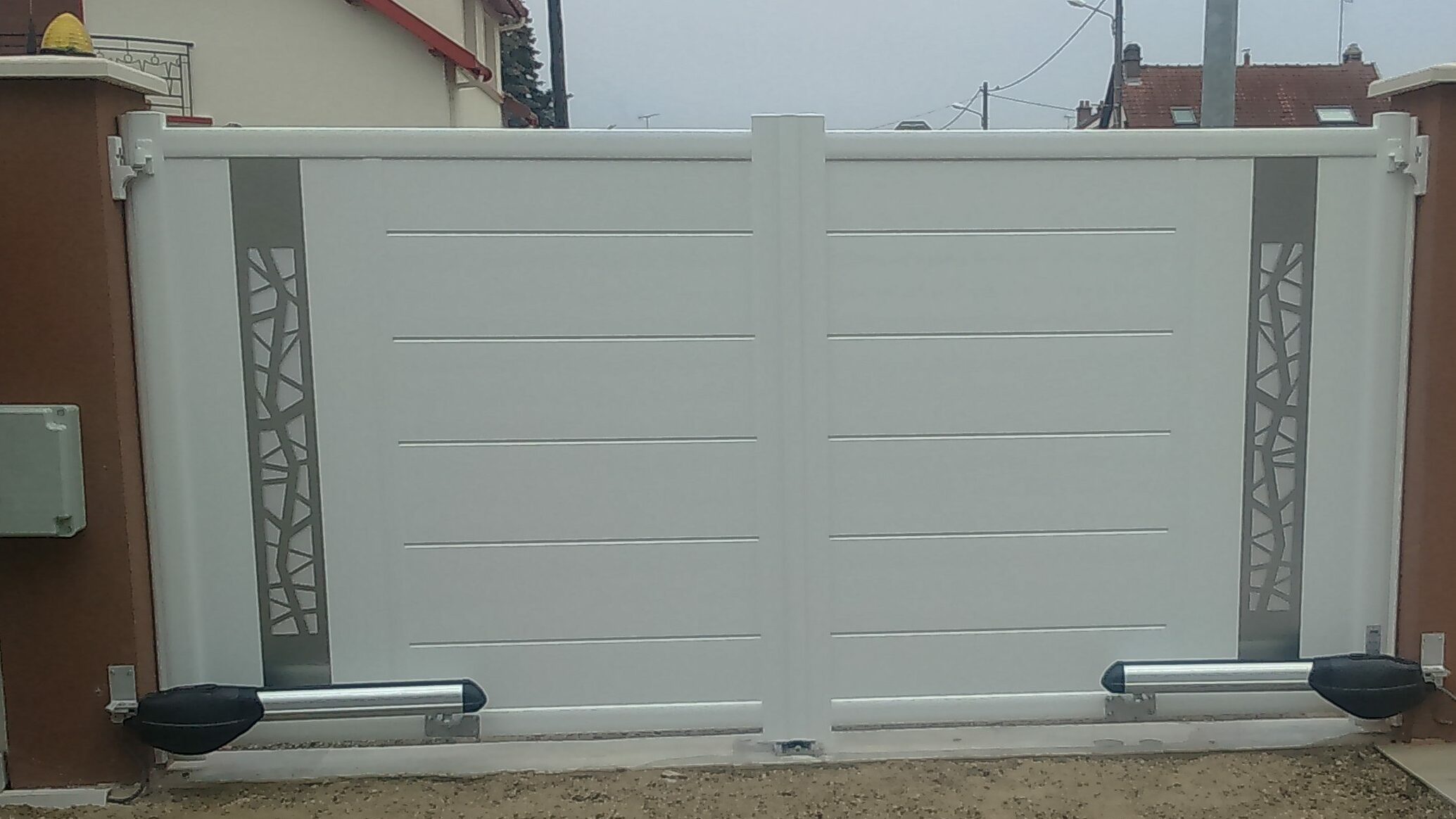 Détail moteur automatisme à vis sans fin pour portail battant avec système de sécurité