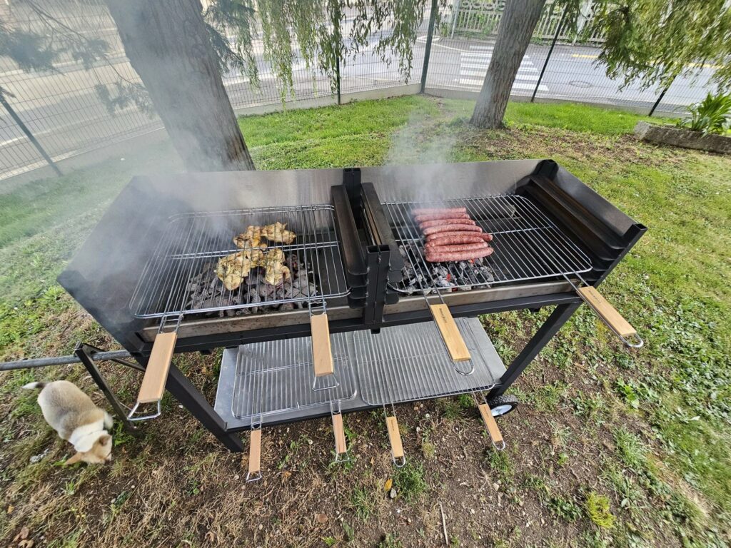Barbecue artisanal en acier sur mesure avec bac de cuisson amovible en inox, monté sur roues.