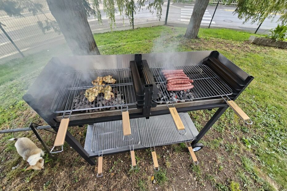 Barbecue artisanal en acier sur mesure avec bac de cuisson amovible en inox, monté sur roues.