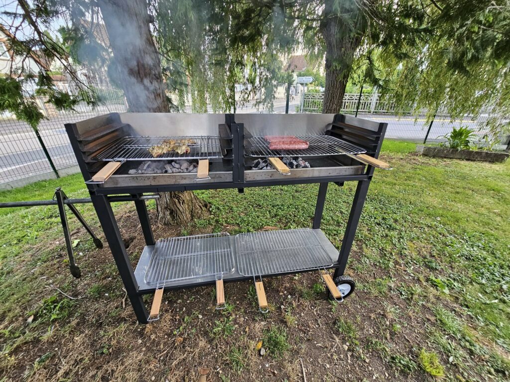 Barbecue artisanal en acier avec bac de cuisson inox amovible