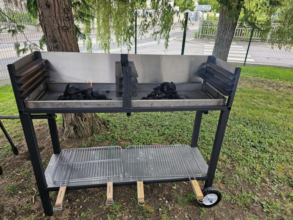 Détail du bac de cuisson en inox et du tube rétractable du barbecue