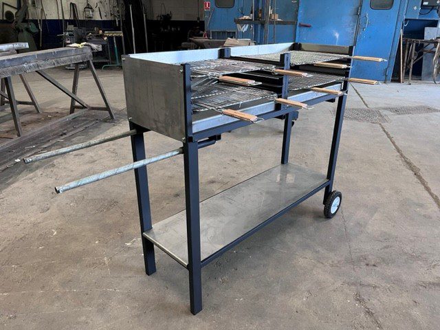 Fabrication barbecue artisanal en acier avec bac de cuisson inox