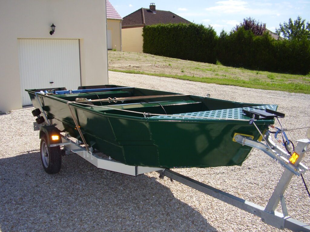 Barque en aluminium fabriquée sur mesure avec fond plat et finition peinte vert RAL 6005.