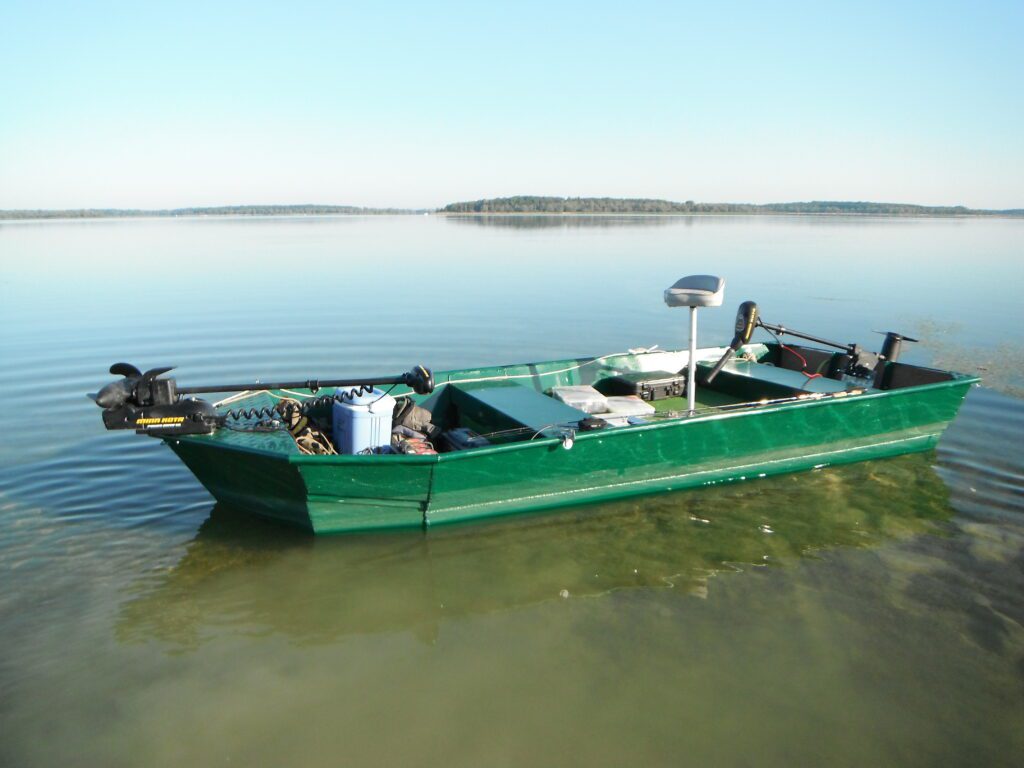 Test de l'eau pour la barque en aluminium fabriquée sur mesure avec fond plat et finition vert RAL 6005.