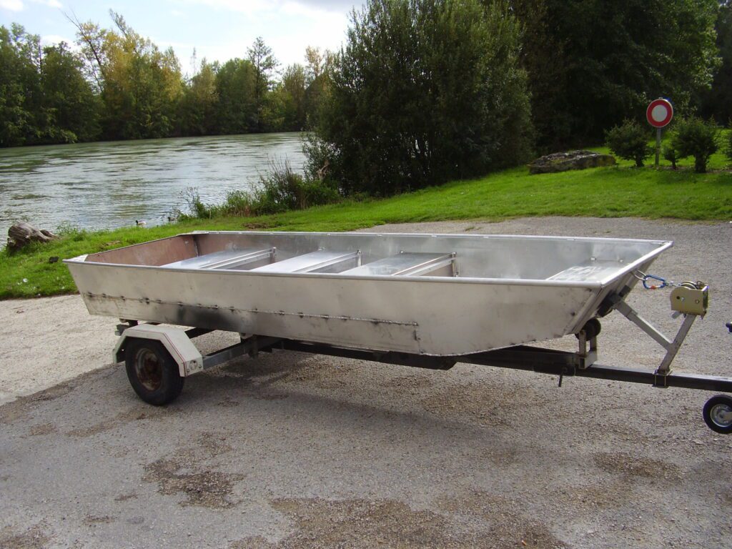 Mise à l'eau de la barque en aluminium brut fabriquée sur mesure.
