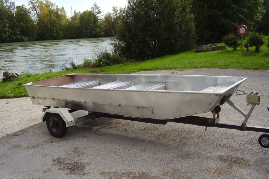 Mise à l'eau de la barque en aluminium brut fabriquée sur mesure.
