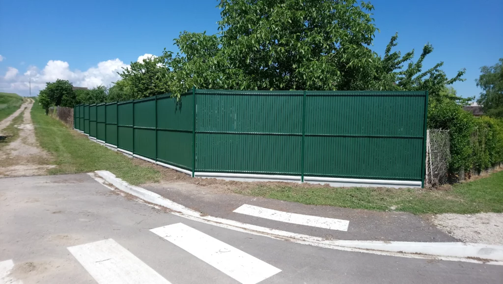 Clôture grillagée rigide plastifiée vert avec panneaux occultants et poteaux scellés