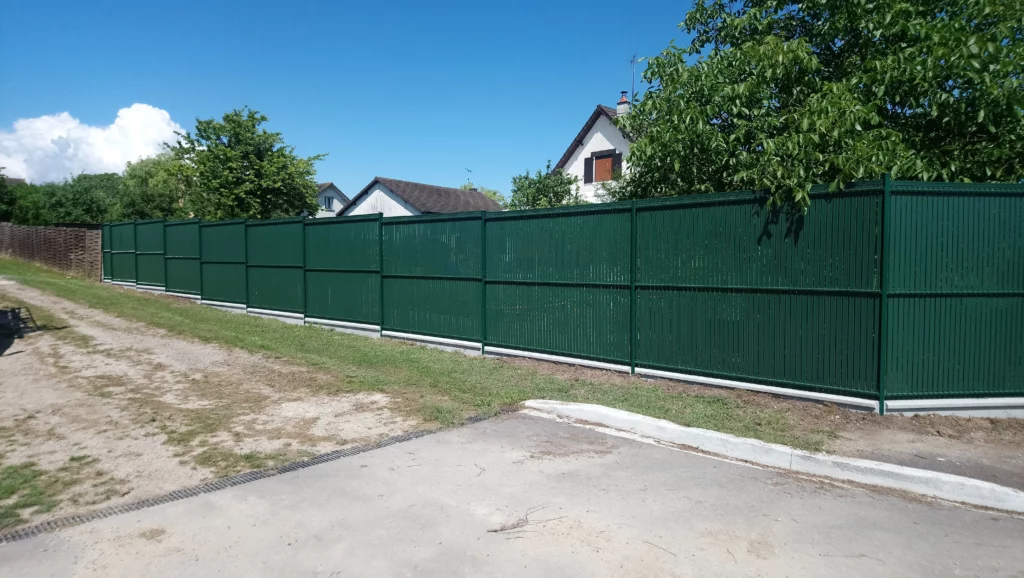 Vue d’ensemble de la clôture grillagée rigide plastifiée avec panneaux occultants verts