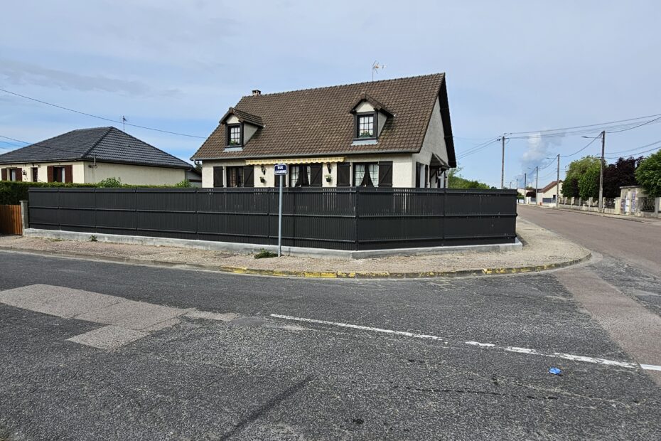 Clôture grillagée rigide plastifiée avec panneaux occultants et poteaux gris RAL 7016