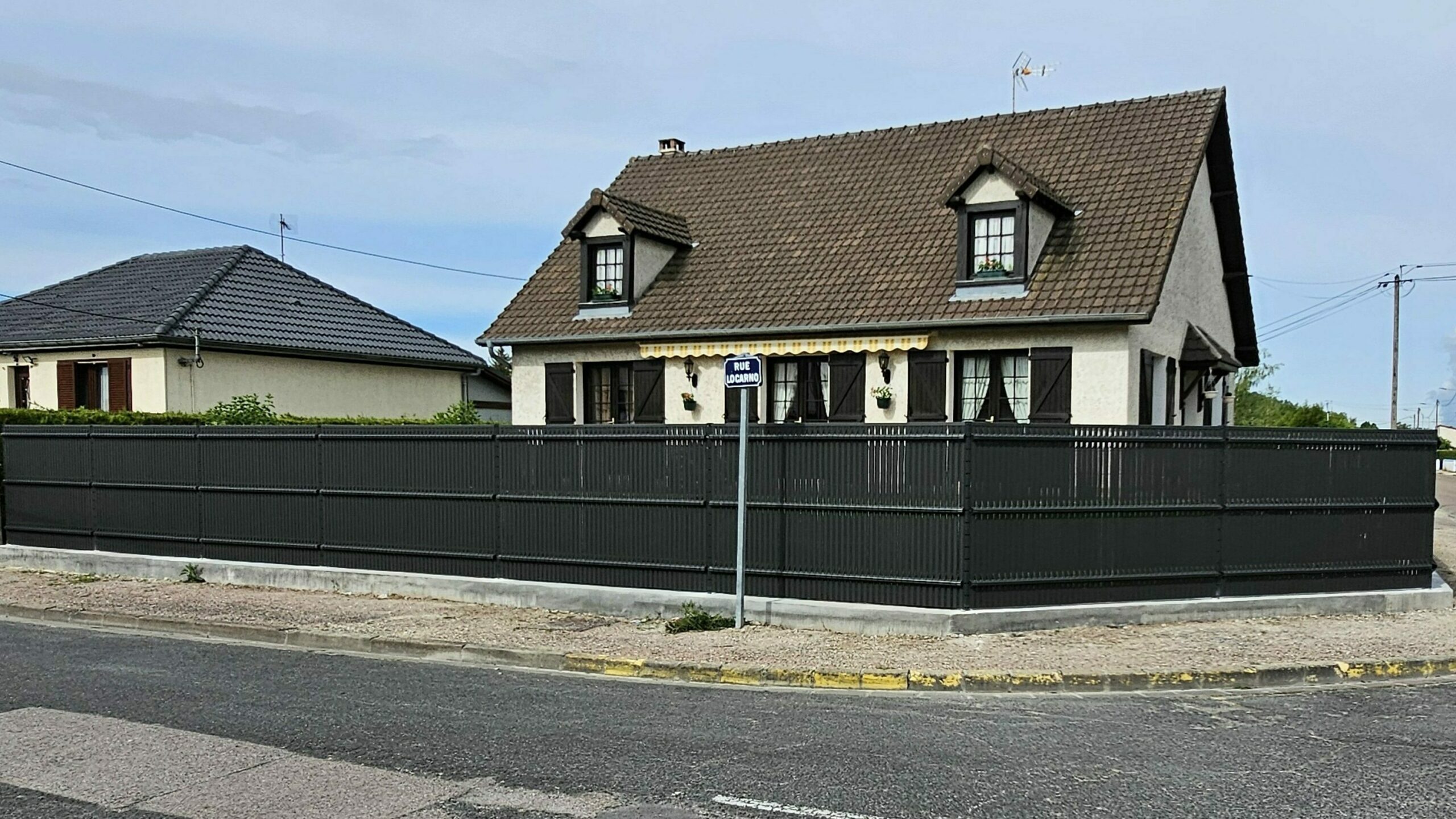 Clôture grillagée rigide plastifiée avec panneaux occultants et poteaux gris RAL 7016