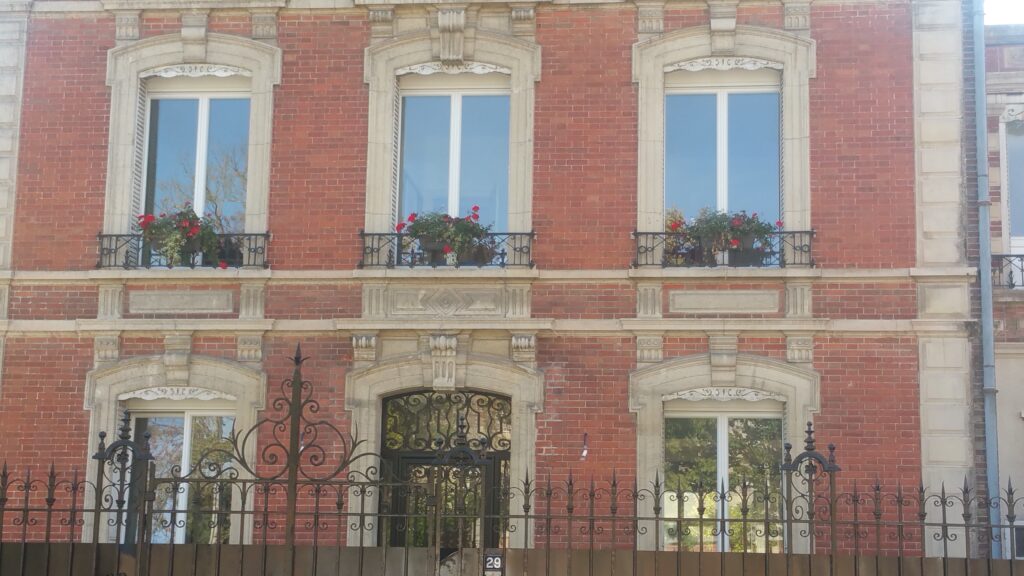 Vue de la façade avec plusieurs fenêtres PVC Franciaflex installées, apportant luminosité et harmonie.