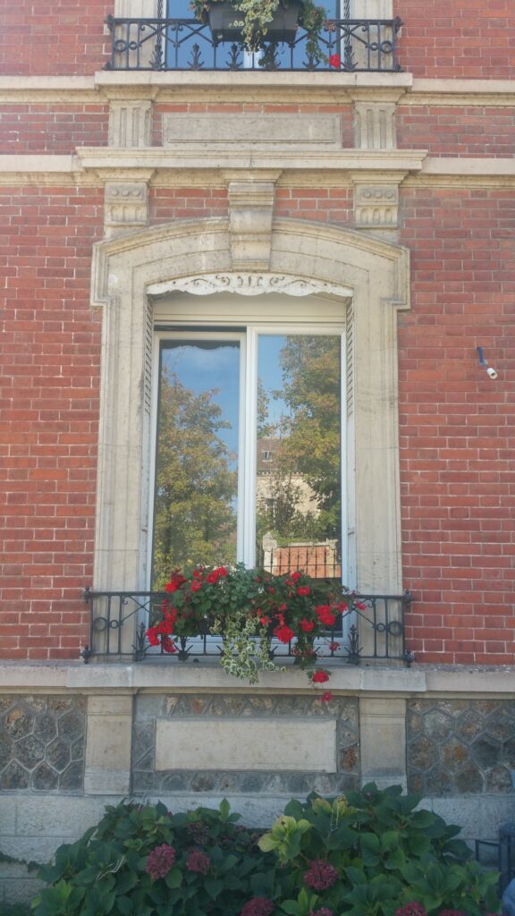 Fenêtre PVC 2 vantaux avec panneau plein en partie haute, installation sur mesure.