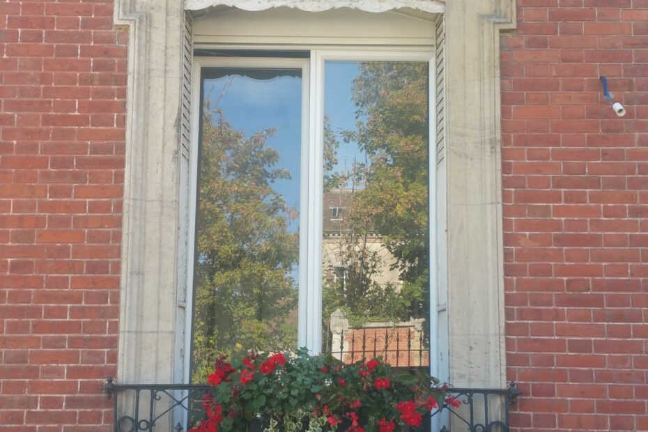 Fenêtre PVC 2 vantaux avec panneau plein en partie haute, installation sur mesure.