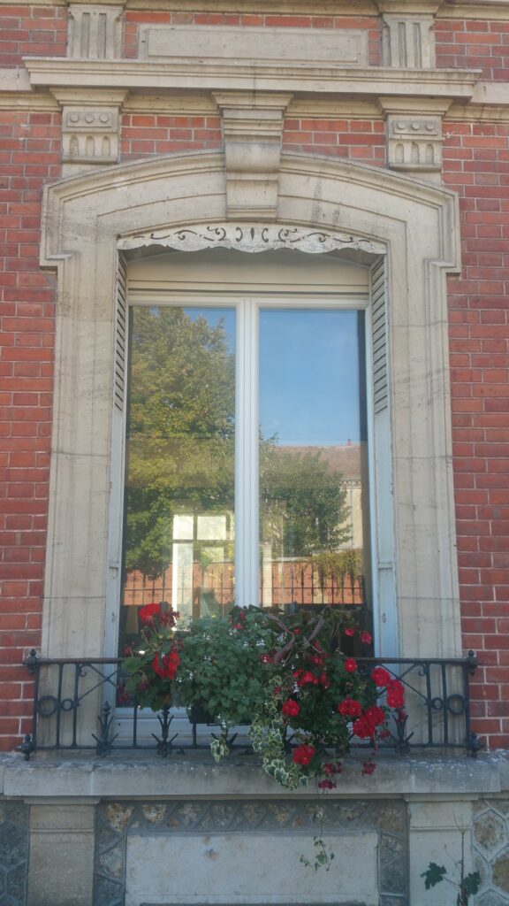 Gros plan sur fenêtre PVC installée, double vitrage isolant et coloris blanc.