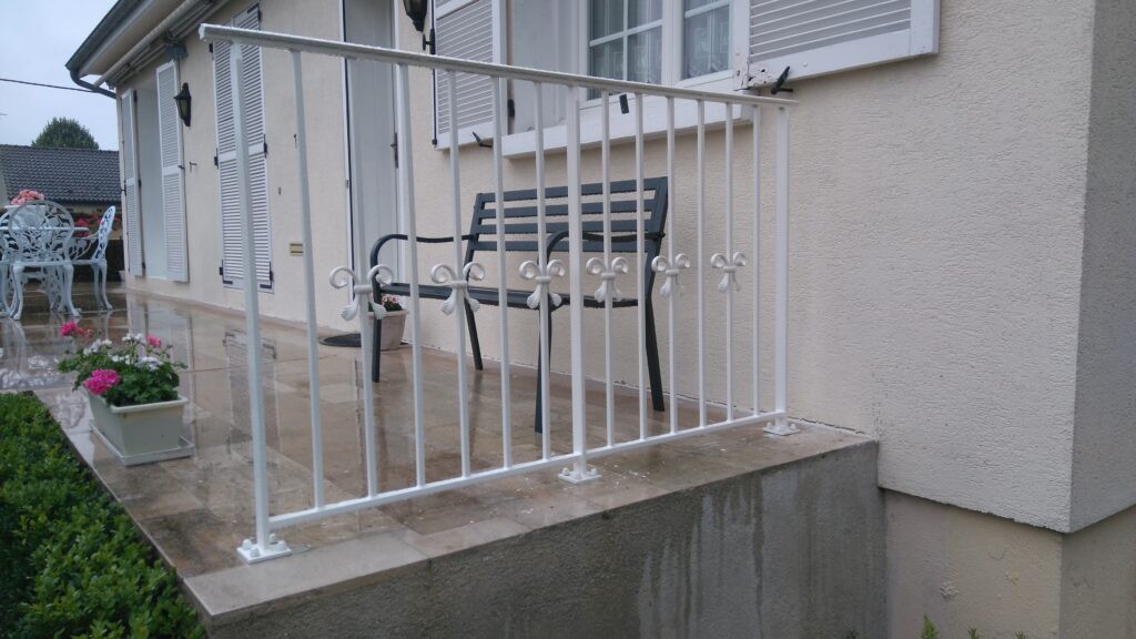 Garde-corps en acier blanc avec motifs décoratifs et main courante moulurée