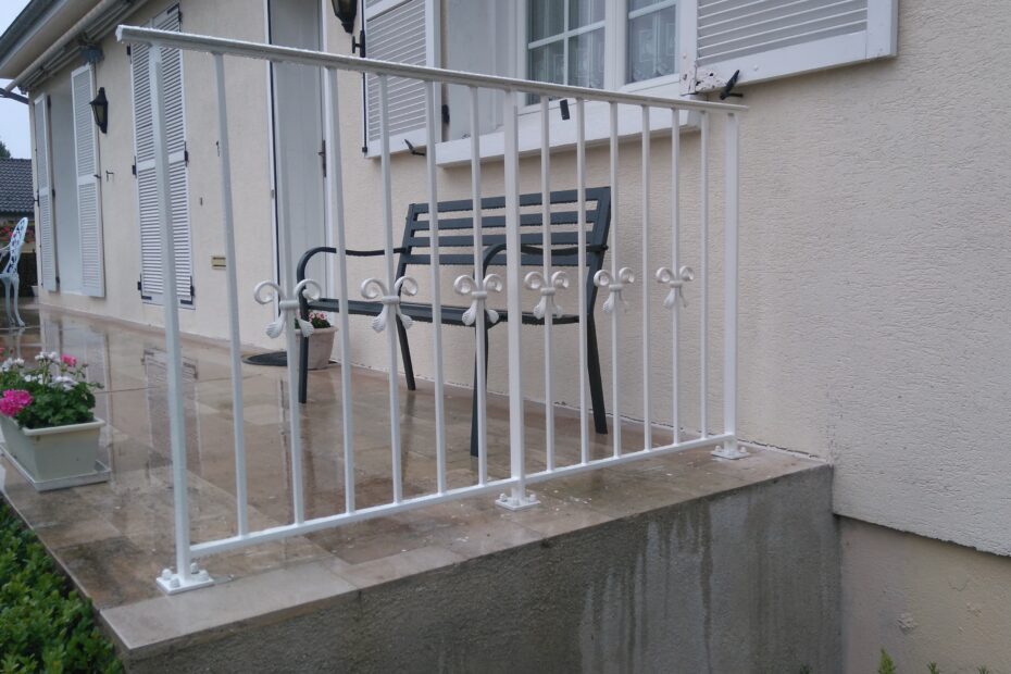 Garde-corps en acier blanc avec motifs décoratifs et main courante moulurée