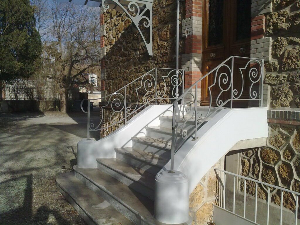 Pose des garde-corps en fer forgé sur platines chevillées