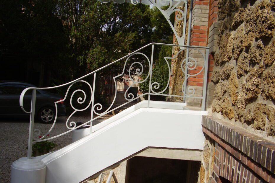 Garde-corps en fer forgé avec peinture anti-rouille gris RAL 7037