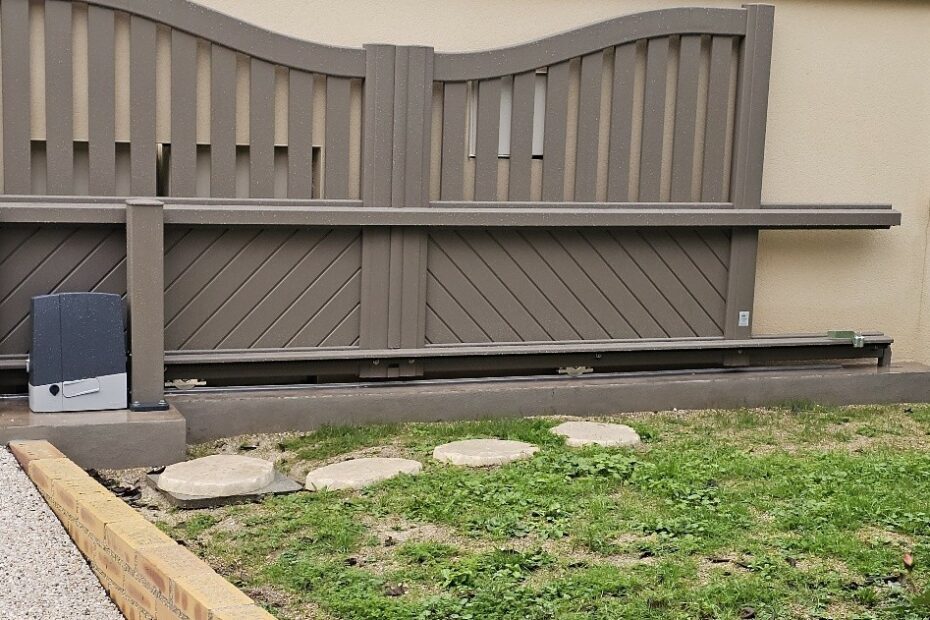 Détail portail aluminium SIB Cocteau chapeau de gendarme inversé