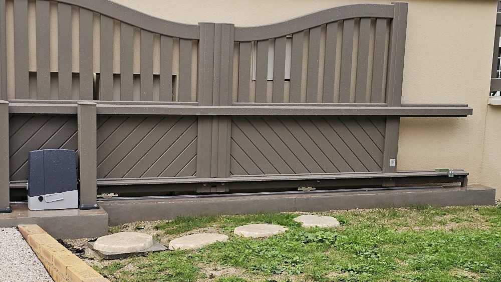 Détail portail aluminium SIB Cocteau chapeau de gendarme inversé