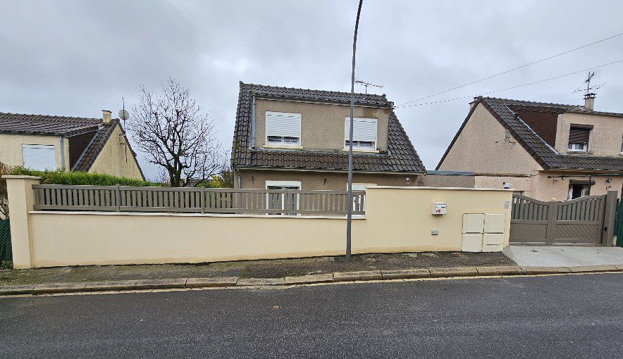 Façade de maison avec portail coulissant et clôture aluminium Vaillant Militzer