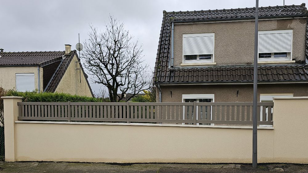 Clôture aluminium SIB Aubigné semi-ajourée gris beige installée par Vaillant Militzer
