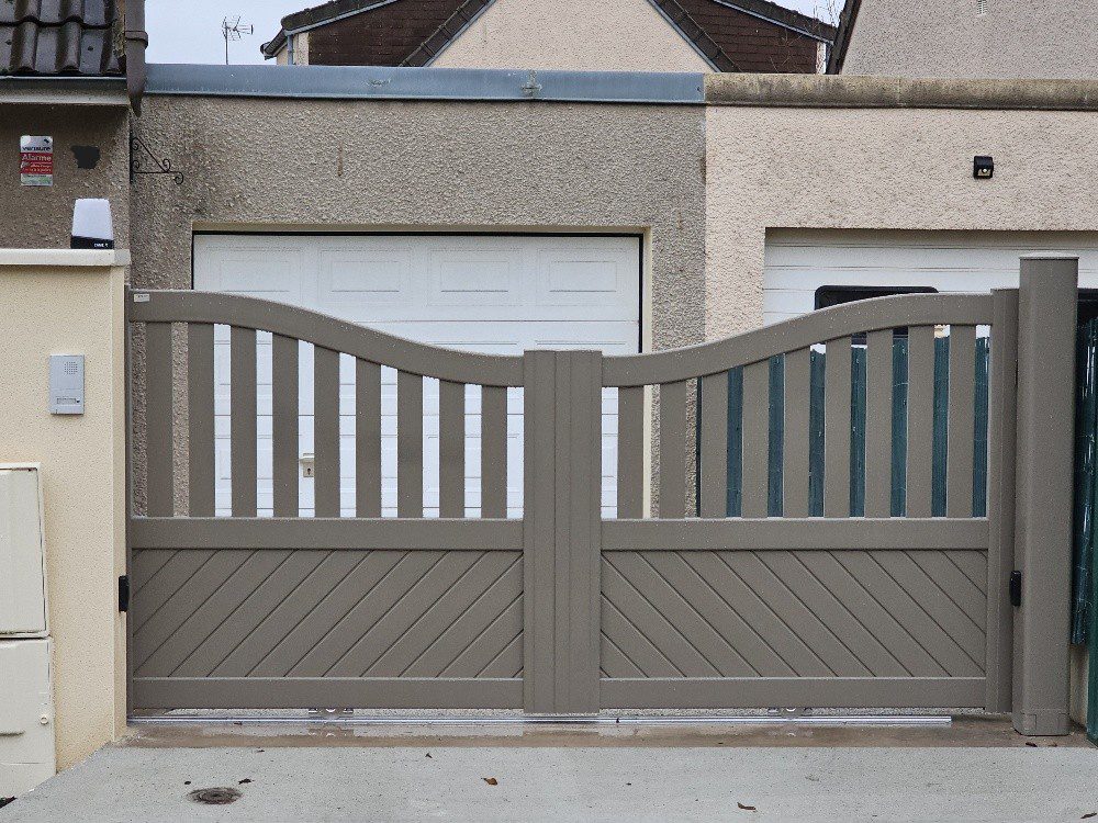 Détail portail aluminium SIB Cocteau chapeau de gendarme inversé, vue extérieure.