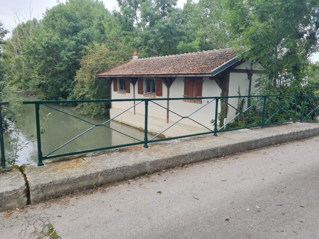 Garde-corps métalliques peints vert RAL 6005 avec laque semi-brillante