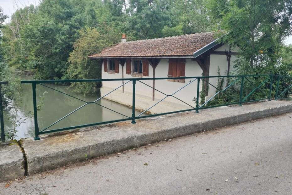 Garde-corps métalliques peints vert RAL 6005 avec laque semi-brillante