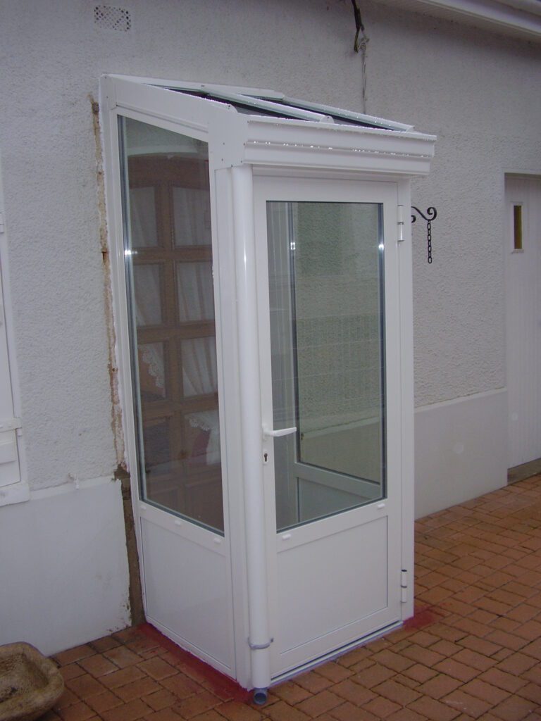 Sas d’entrée en aluminium avec double vitrage isolant et toiture vitrée.