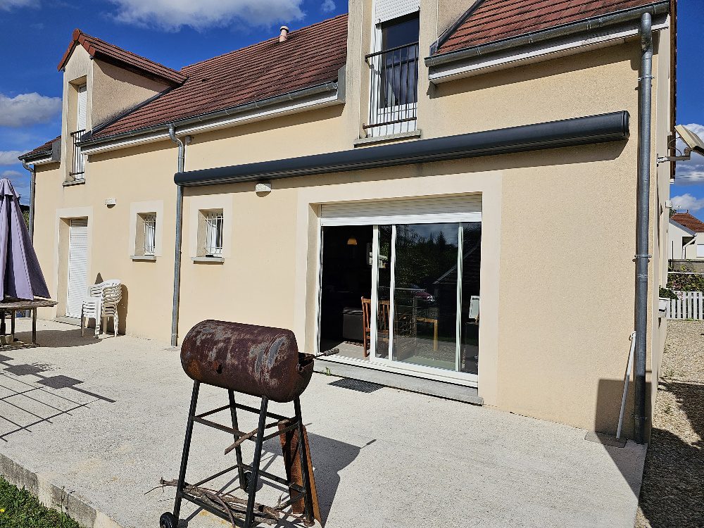 Banne coffre aluminium Franciaflex Allure fermée en façade