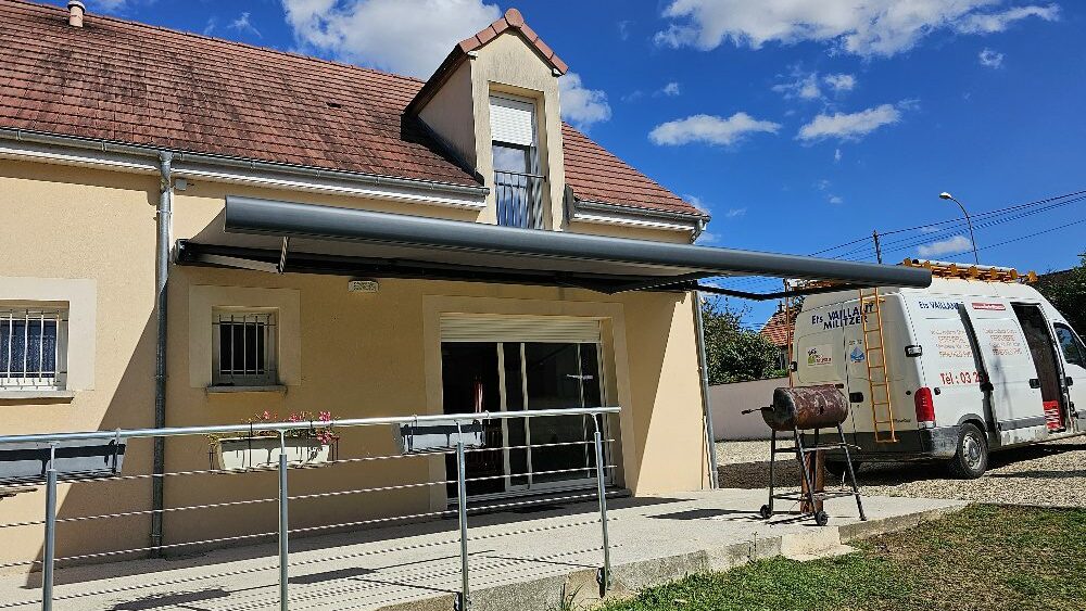 Store de terrasse Franciaflex Allure déployé, vue du dessous.