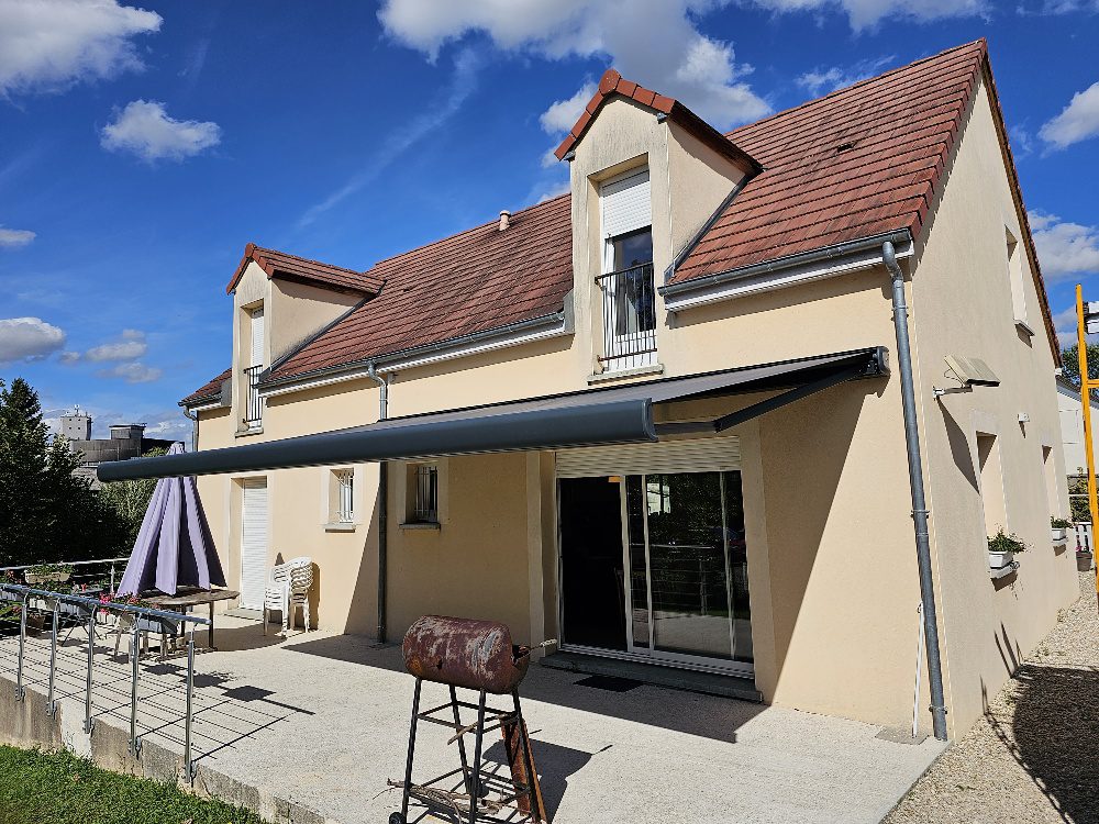 Store de terrasse Franciaflex Allure déployé, vue du côté.