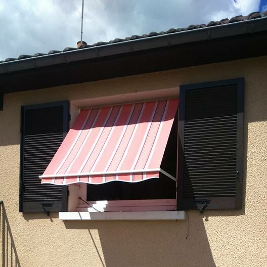 Store de fenêtre Franciaflex Trevise avec bras à projection 180° et toile acrylique rouge à rayures