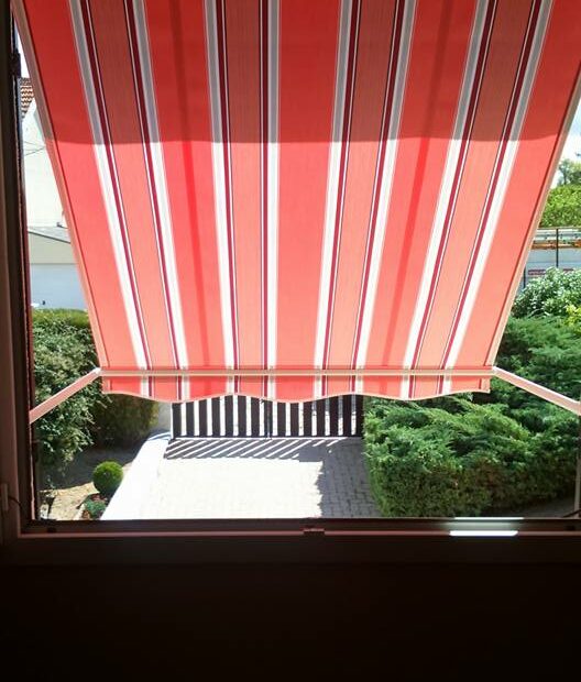 Détail du store de fenêtre Franciaflex Trevise, vue intérieure.