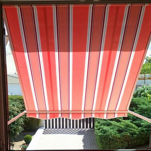 Détail du store de fenêtre Franciaflex Trevise, vue intérieure.