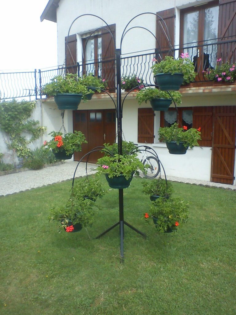 Support à fleurs en métal avec ossature en tube et fer rond peint noir