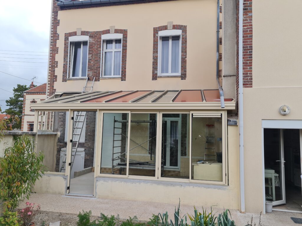 Montage ossature véranda aluminium et châssis vitrés en cours de chantier