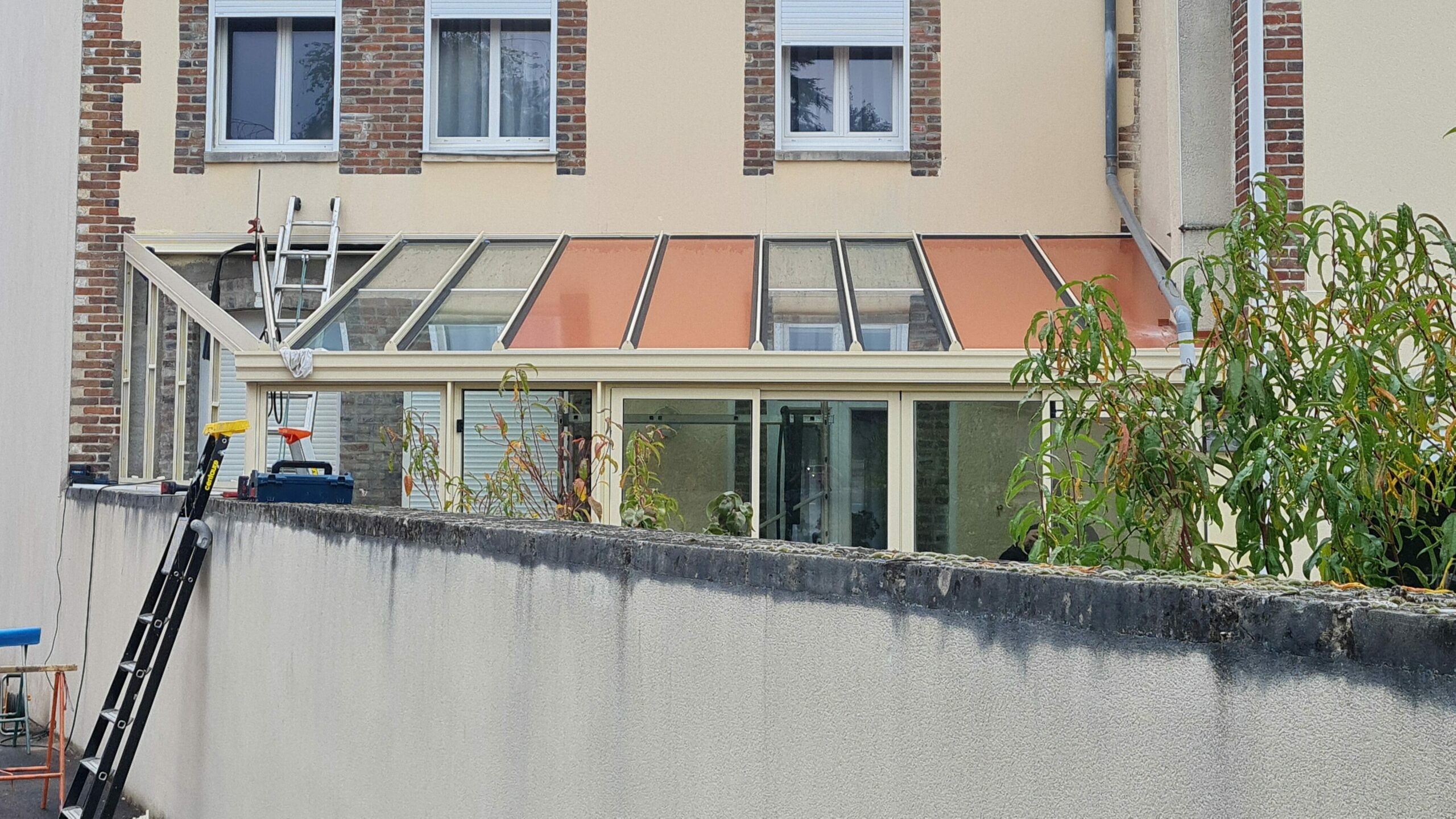 nstallation véranda aluminium sur mesure avec toiture panneaux sandwich isolants