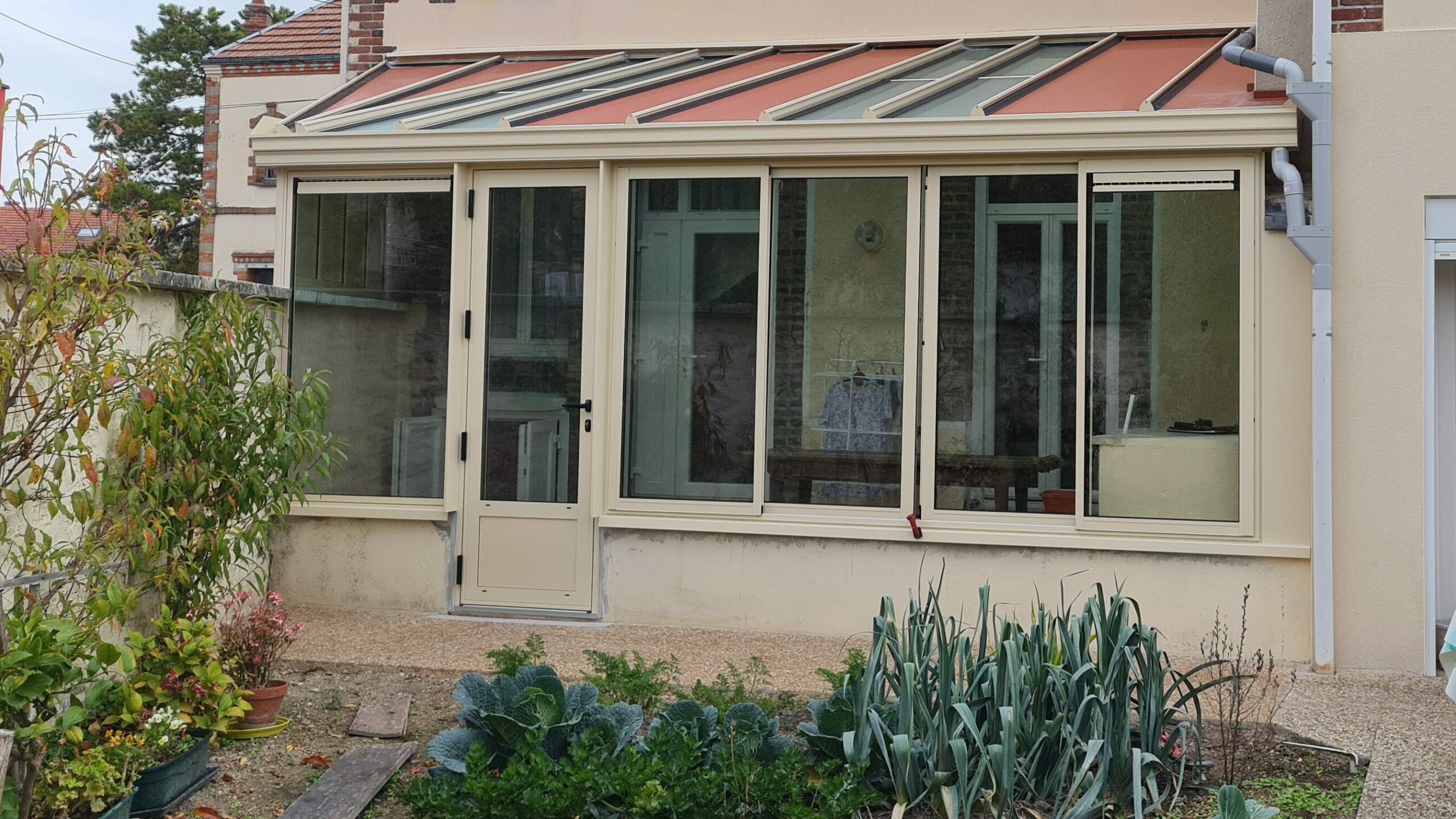 Véranda aluminium sur mesure terminée avec toiture isolante et grandes surfaces vitrées